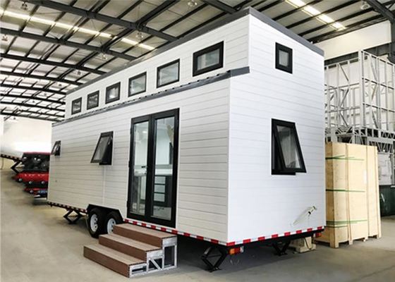 Rumah Kecil Prefab Riding Baja Ringan: Mempunyai Metal PU Sandwich Panel Wall And Trailer