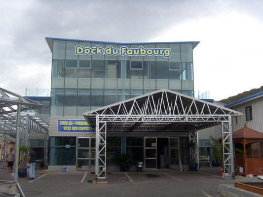 Gudang Mobil Logam Tahan Api Baja Ringan Prefabrikasi Abu-abu Kemah Prefab Lipat Carport